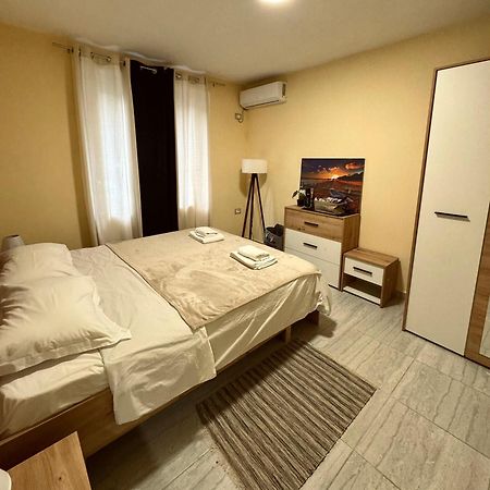 Urban Apartment In Blloku Tiranë Luaran gambar
